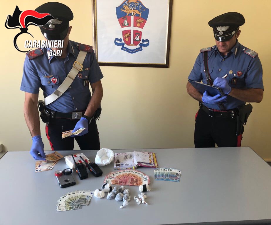 Puglia Per Sfuggire Ai Carabinieri Si Lancia Dal Balcone Arrestato