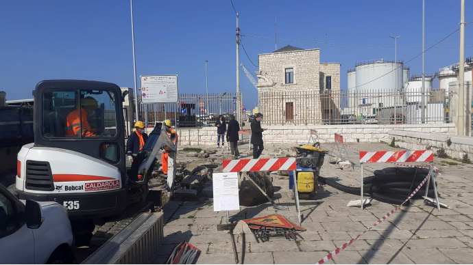 Porto Di Barletta Si Spostano I Pali Per Far Passare Pale Eoliche Di