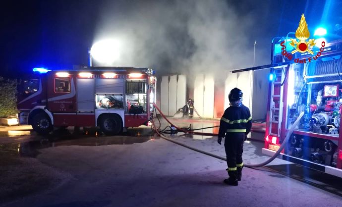 Puglia Incendio In Un Deposito Di Auto Anche Di Lusso Nel Brindisino