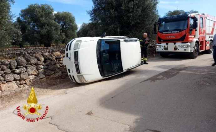 Incidente In Puglia Auto Con Le Ruote Sul Muretto A Secco A Fasano